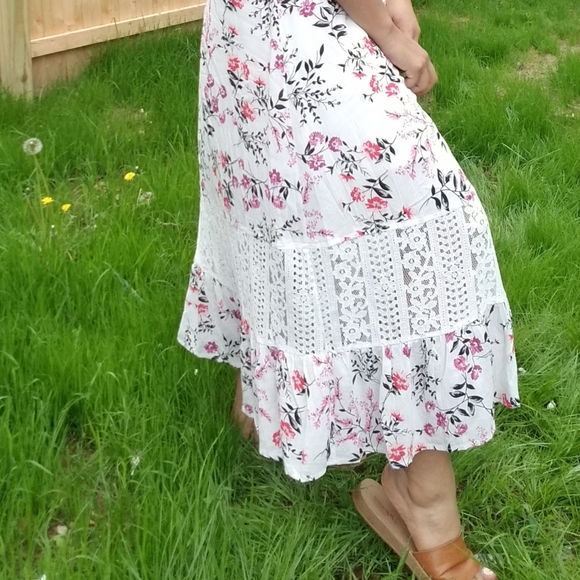 𝘽𝙊𝙂𝙊| TWIRLING IN FLORALS WHITE MAXI DRESS - Picture 13 of 16